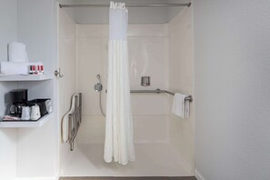 Quarto, 1 cama King, acessível, para não fumantes | Roupas de cama premium, escrivaninha, espaço de trabalho para notebook