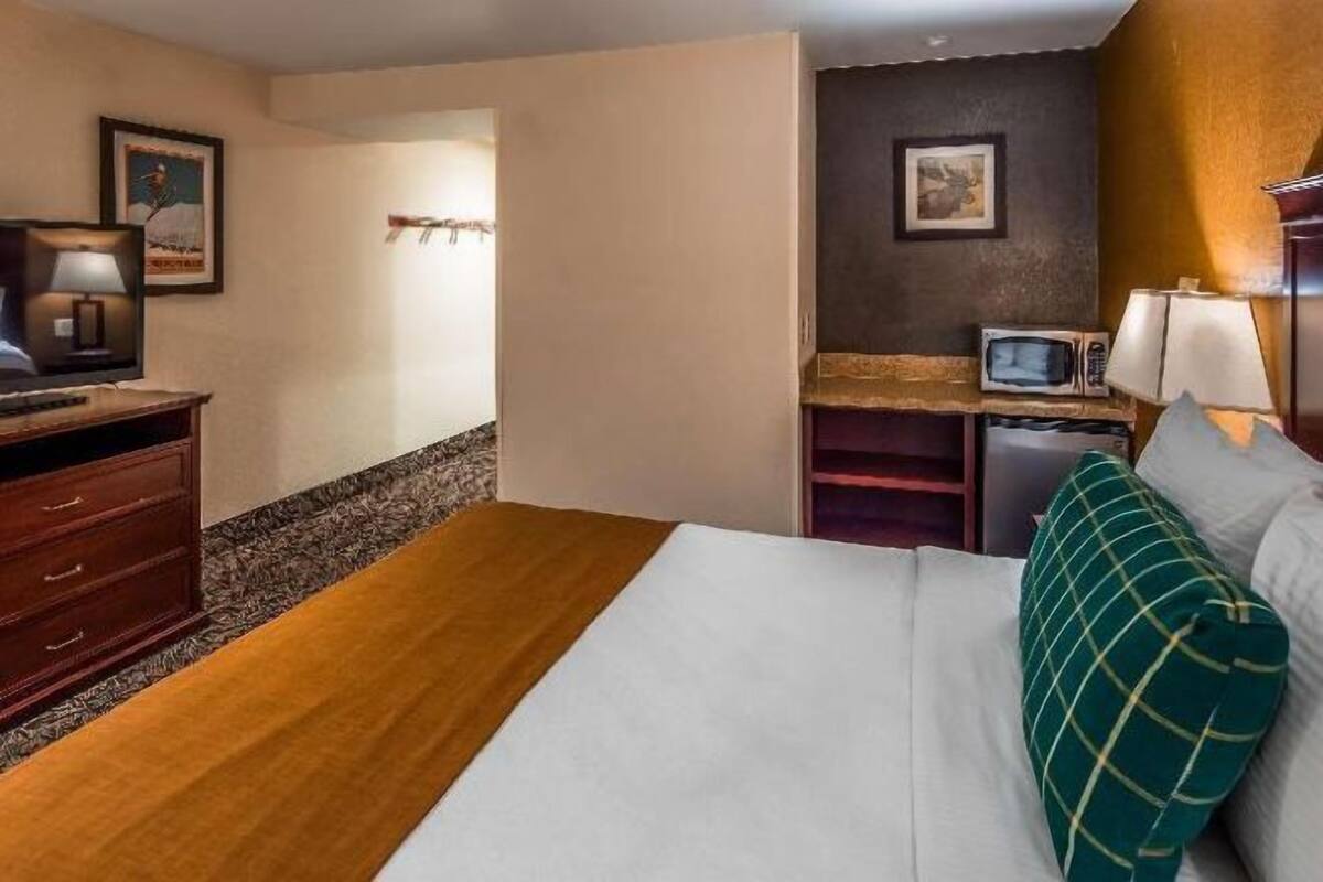 Escritorio, espacio para trabajar con un portátil, cortinas opacas