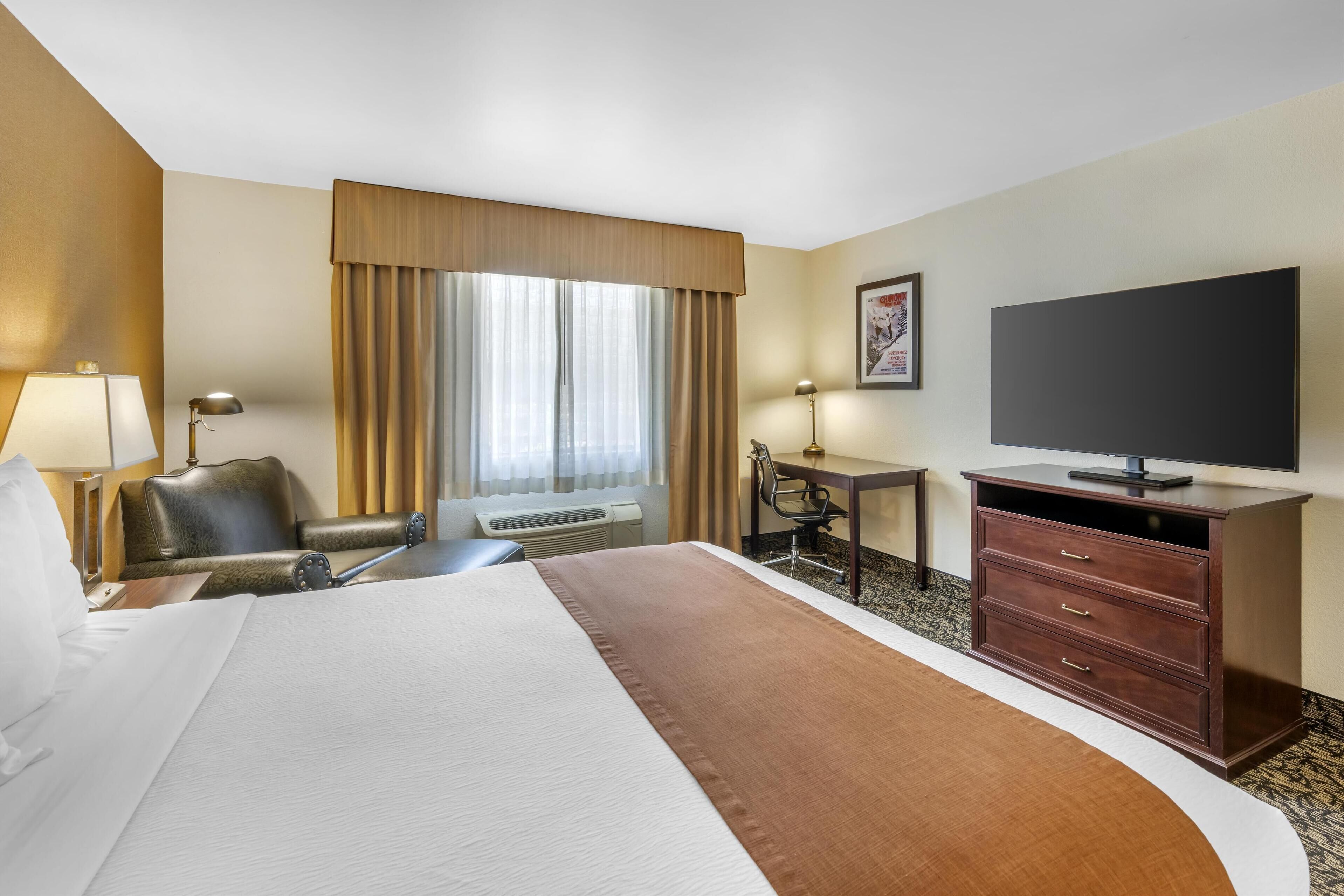 standard room, 1 king bed, non smoking, refrigerator & microwave | 1 bedroom, in-room safe, desk, iron/ironing board