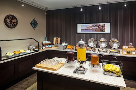 Desayuno buffet todos los días (con cargo). Doubletree by Hilton Washington DC Silver Spring