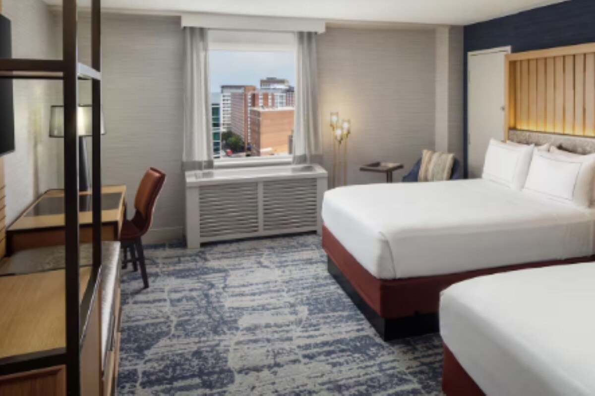 Hypo-allergenic bedding available, in-room safe, desk, WiFi