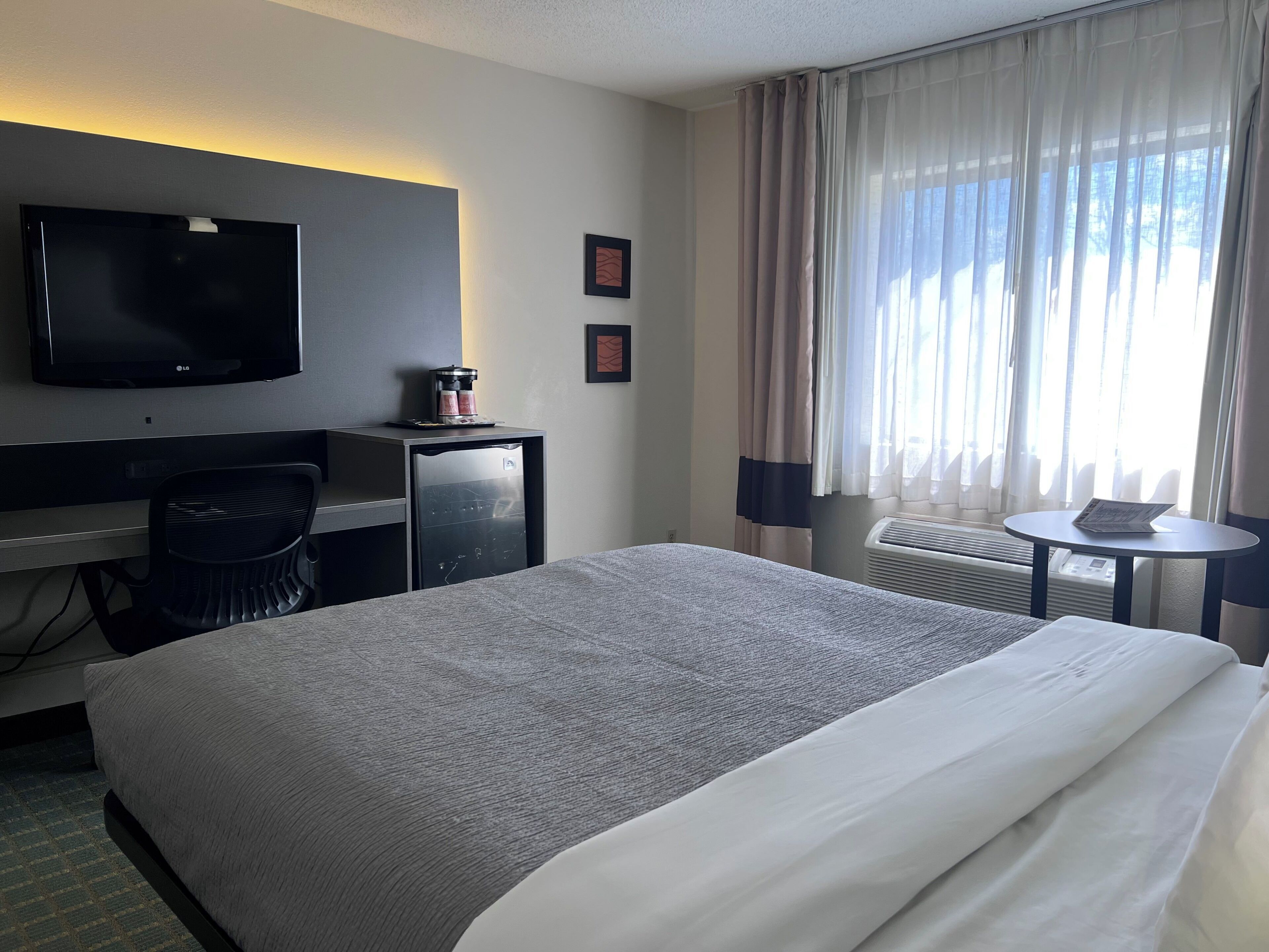 Standard Room, 1 Queen Bed, Non Smoking | Premium bedding, down comforters, pillowtop beds, desk