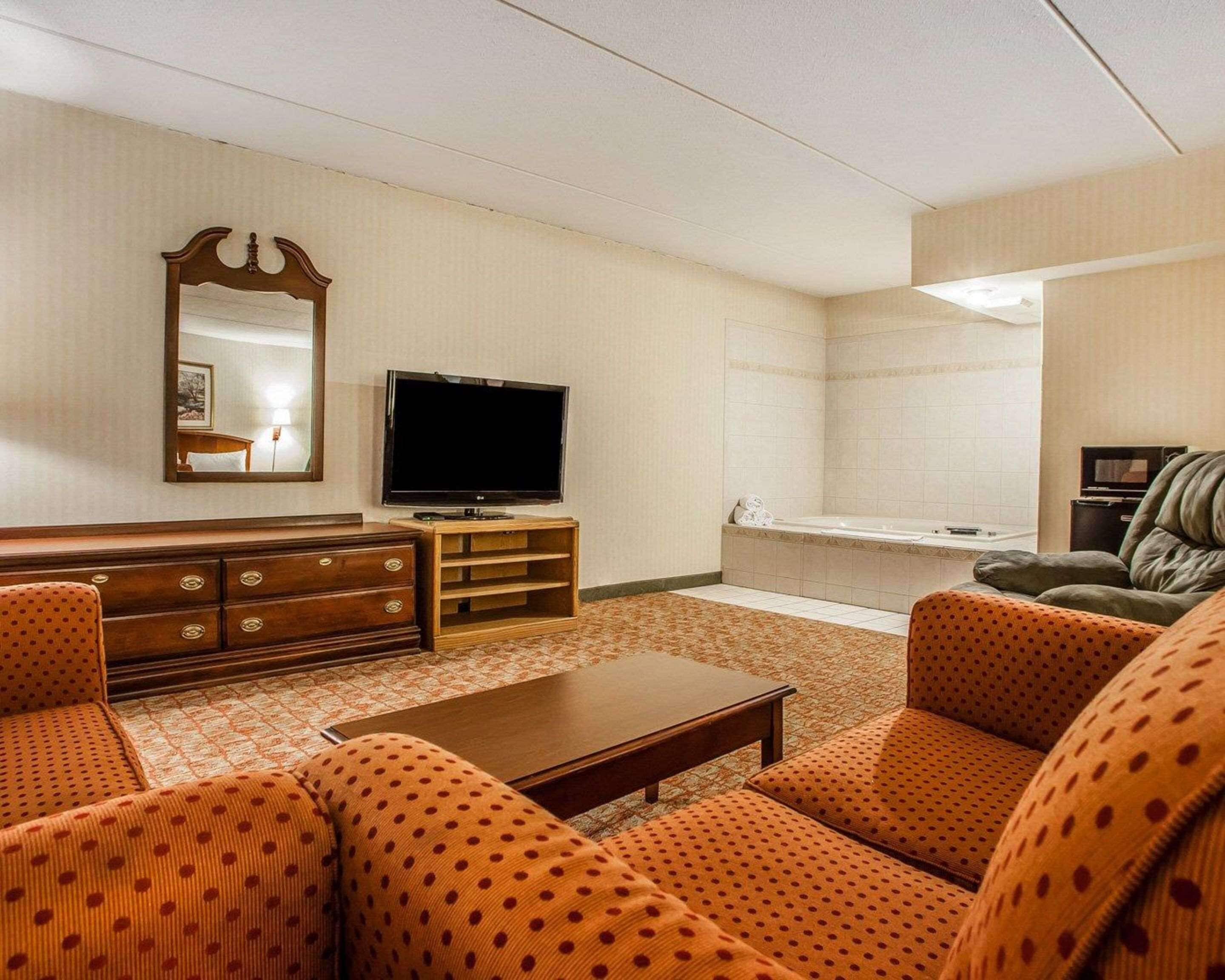 Muebles diferentes, escritorio y espacio para trabajar con laptop 