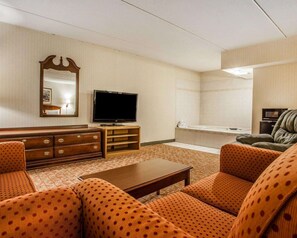 Muebles diferentes, escritorio y espacio para trabajar con laptop