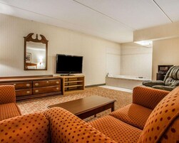 Muebles diferentes, escritorio y espacio para trabajar con laptop 