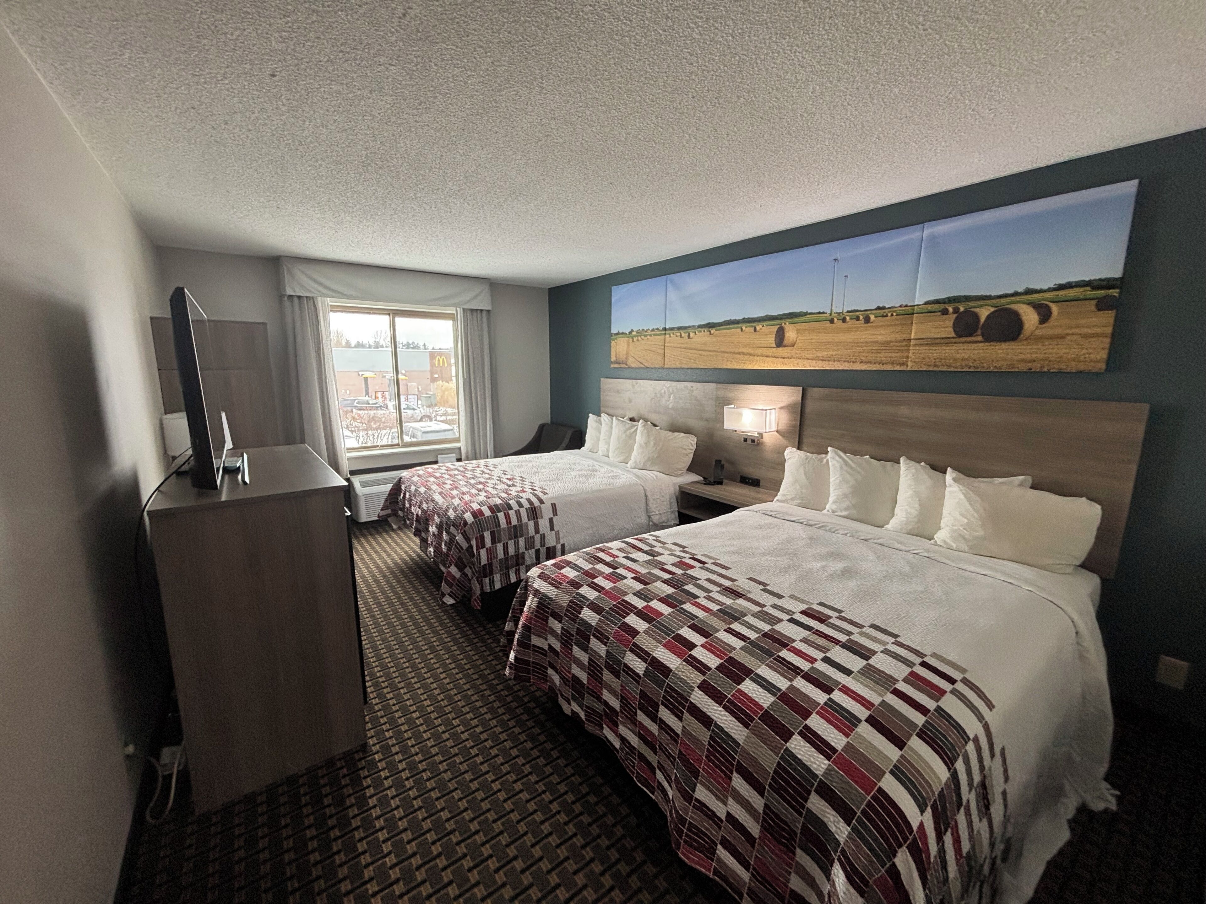 Escritorio, espacio para trabajar con laptop y cortinas blackout 