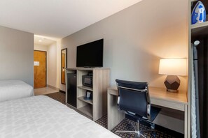 Quarto standard, 2 camas Queen, para não fumantes | Escrivaninha, cortinas blackout, quartos à prova de som