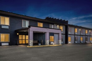A multi-story hotel with a covered entrance, large windows, and a flat roof. - Red Roof Inn & Suites Tomah (Tomah)