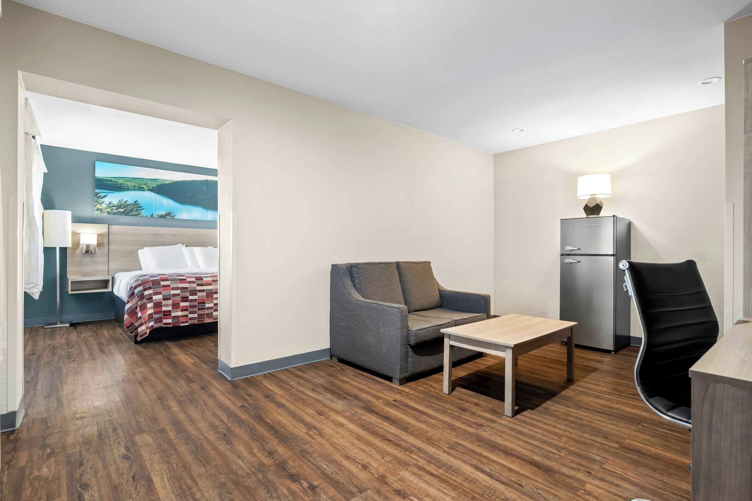 Suite, 1 kingsize bed, niet-roken | Een bureau, een laptopwerkplek, verduisterende gordijnen, gratis wifi