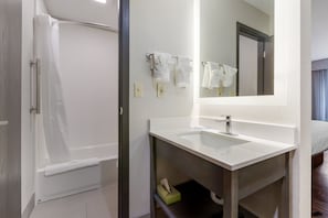 Standard-huone, 1 suuri parisänky, tupakointi kielletty | Kylpyhuone | Ilmaiset hygieniatuotteet, hiustenkuivaaja, pyyhkeet