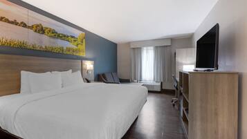 Standard Room, 1 King Bed, Non Smoking | Desk, blackout drapes, soundproofing, iron/ironing board