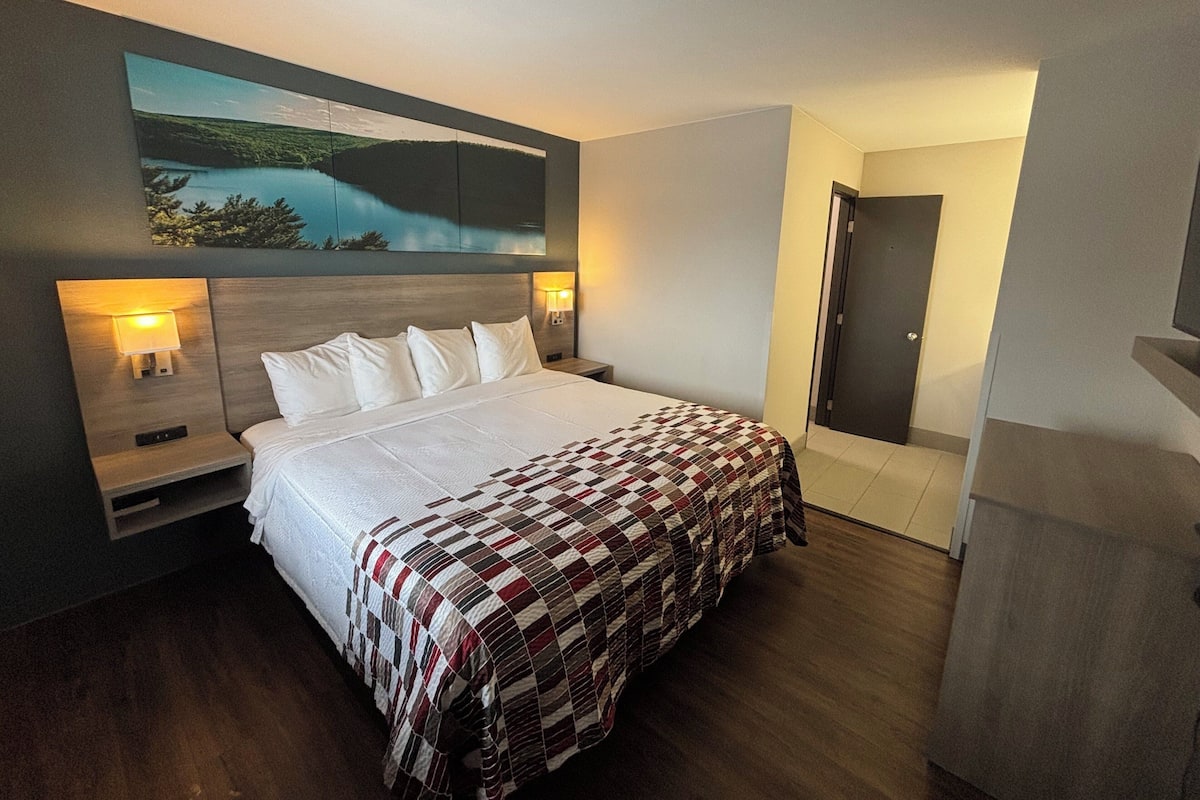 Suite, 1 King Bed, Non Smoking | Desk, laptop workspace, blackout curtains, free cots/infant beds