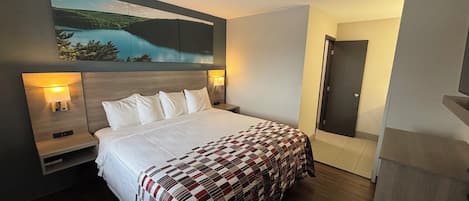 Suite, 1 kingsize-seng, ikke-røyk | Skrivebord, skrivebord for bærbar PC og blendingsgardiner