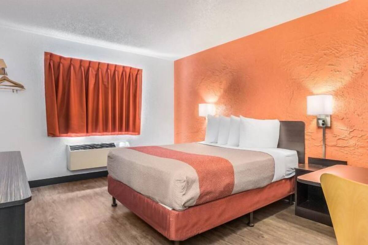 Minibar, blackout drapes, WiFi (free), bed sheets
