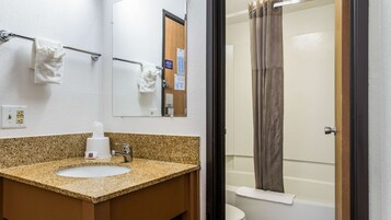Bañera con ducha, toallas