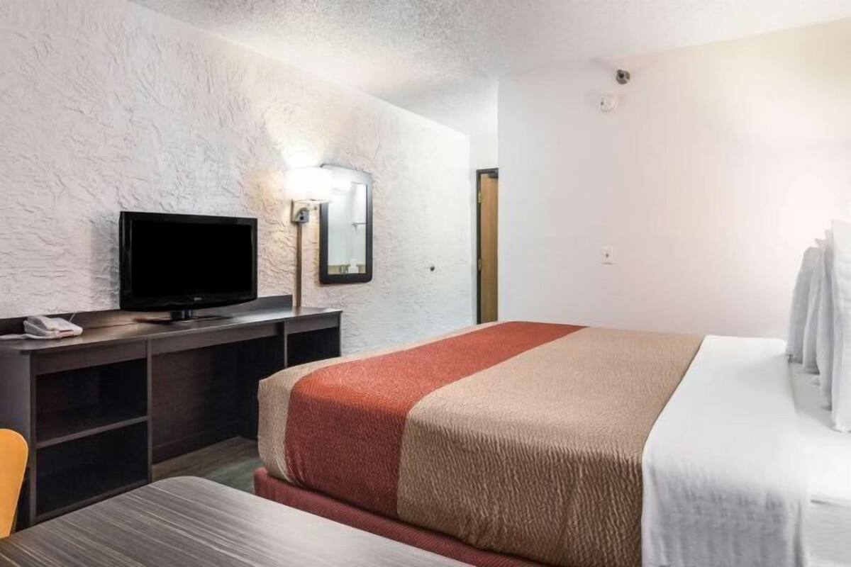 Minibar, blackout drapes, WiFi (free), bed sheets