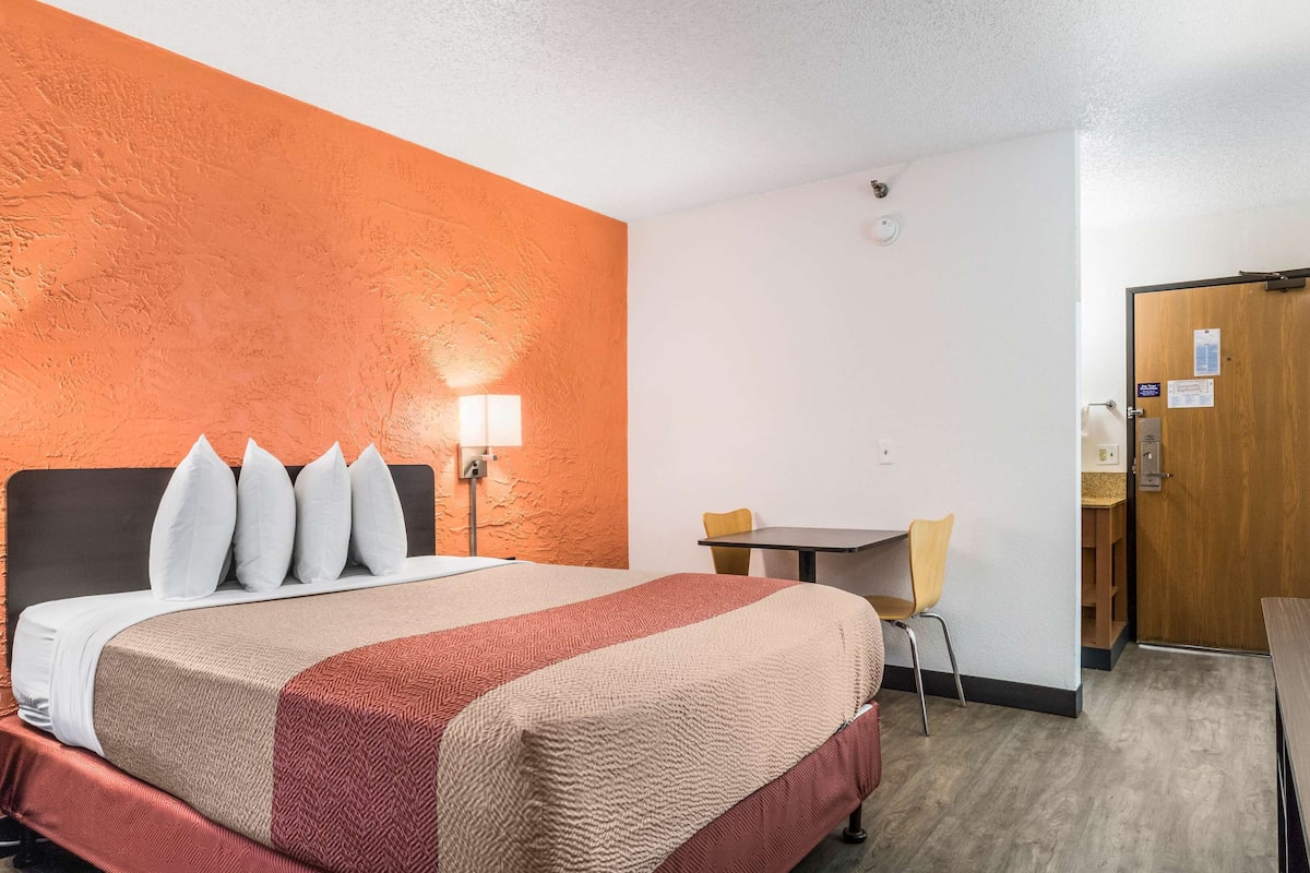 Minibar, blackout drapes, free WiFi, bed sheets