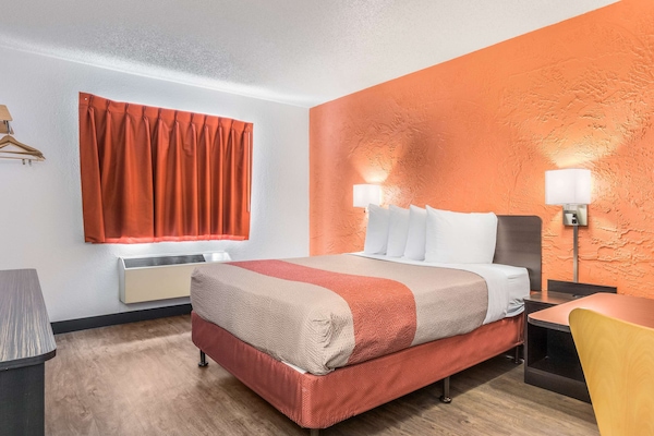 Minibar, blackout drapes, free WiFi, bed sheets