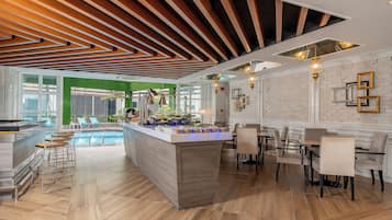The Level, Suite | Executive lounge
