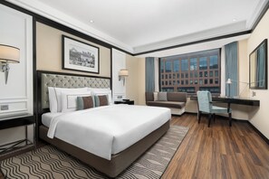 Een kluis op de kamer, een bureau, verduisterende gordijnen