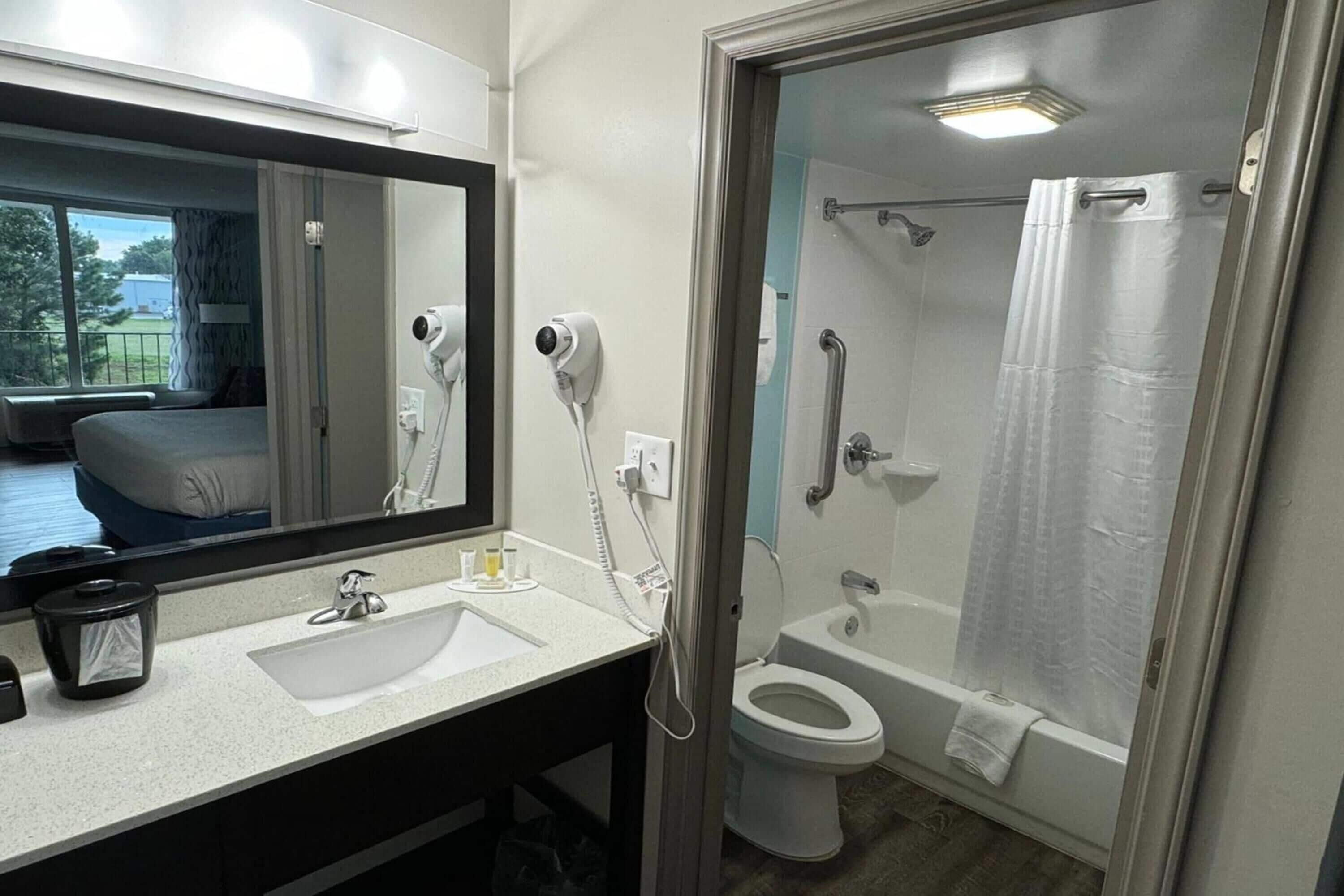 Combined shower/bathtub, hair dryer, towels