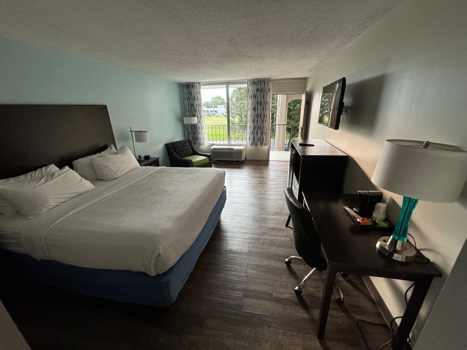 Room, 1 King Bed, Non Smoking | Desk, iron/ironing board, free cots/infant beds, free WiFi