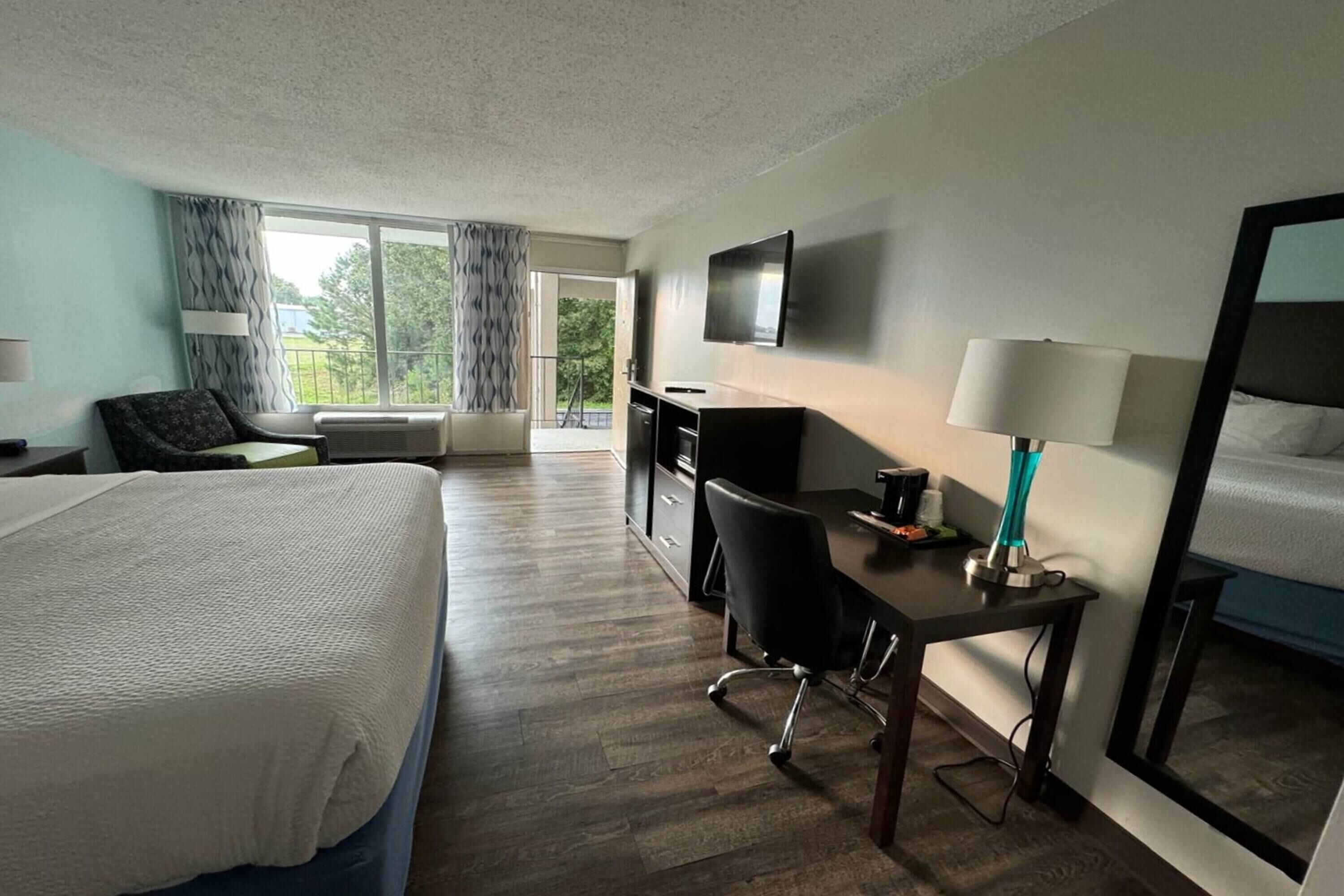 Skrivebord, strygejern/strygebræt, gratis baby-/barnesenge, gratis Wi-Fi