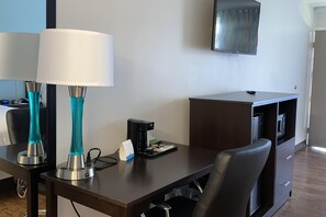 Desk, iron/ironing board, free cots/infant beds, free WiFi - Days Inn by Wyndham Goldsboro (Goldsboro)