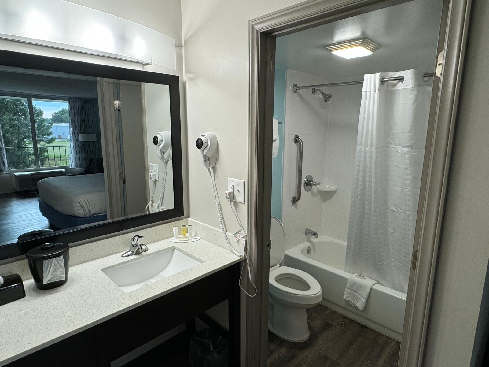 Combined shower/tub, hair dryer, towels