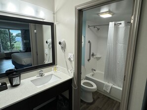 Combined shower/tub, hair dryer, towels