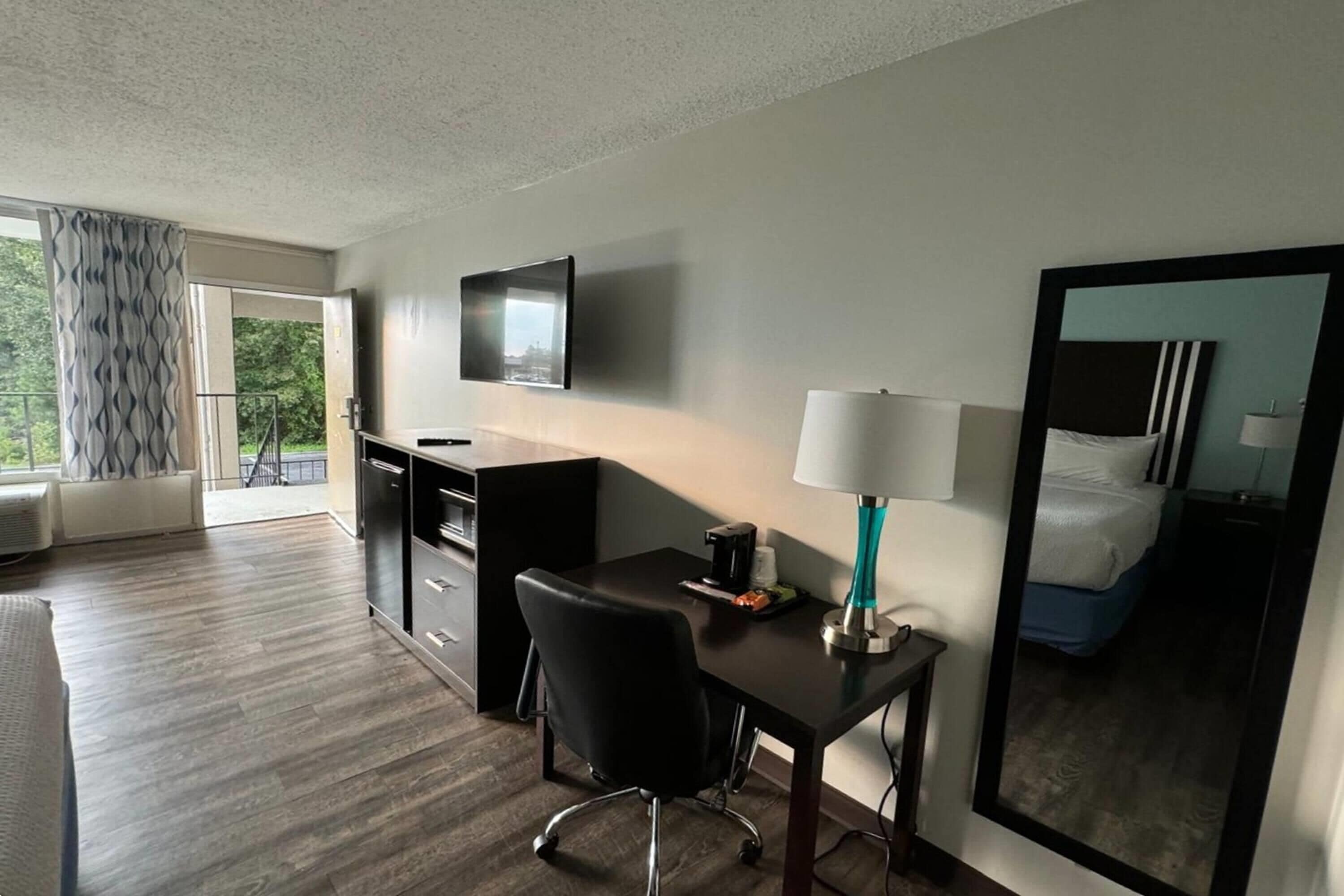 Una scrivania, ferro/asse da stiro, culle/letti per bambini (gratuiti)