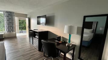 Una scrivania, ferro/asse da stiro, culle/letti per bambini (gratuiti)