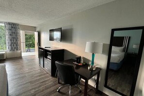 Bureau, fer et planche à repasser, lits bébé (gratuits), Wi-Fi gratuit