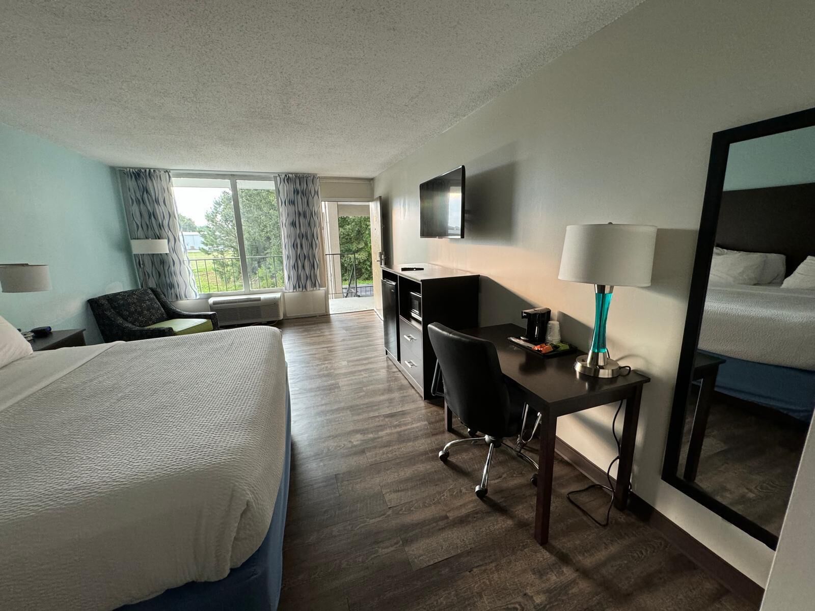 Room, 1 King Bed, Non Smoking | Desk, iron/ironing board, free cribs/infant beds, free WiFi