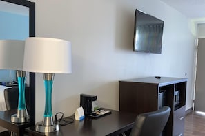 Desk, iron/ironing board, free cots/infant beds, free WiFi - Days Inn by Wyndham Goldsboro (Goldsboro)