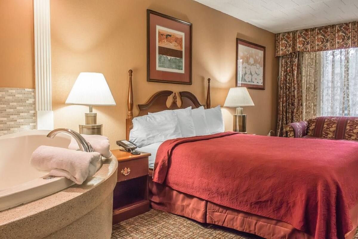 Premium Room, 1 Queen Bed, Non Smoking, Hot Tub | In-room safe, desk, laptop workspace, iron/ironing board