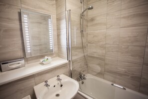 Articles de toilette (gratuits), séchoir à cheveux, serviettes fournies