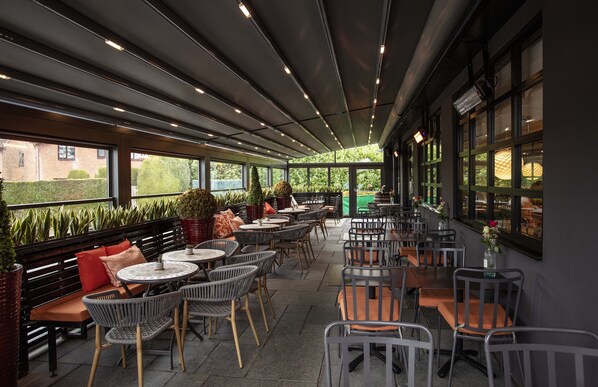 供应早餐、午餐和晚餐