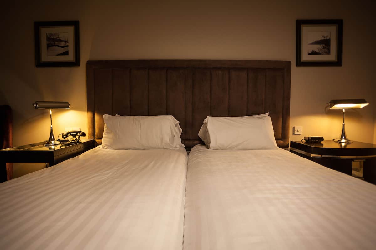 Habitación estándar con 2 camas individuales, para no fumadores | Ropa de cama de alta calidad y escritorio