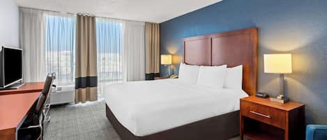 Sviitti, 1 suuri parisänky ja vuodesohva, tupakointi kielletty | Tallelokero huoneessa, työpöytä, pimennysverhot, silitysrauta/-lauta