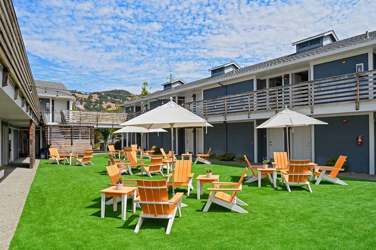 Un patio de hotel con mobiliario exterior y vistas del entorno.