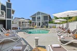 Outdoor pool, pool loungers