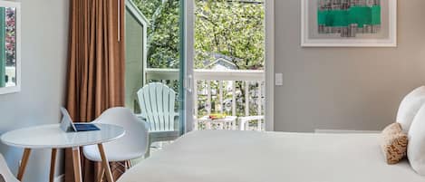 Chambre Deluxe, 2 grands lits, non-fumeurs, patio | Literie de qualité supérieure, couette en duvet d'oie, surmatelas