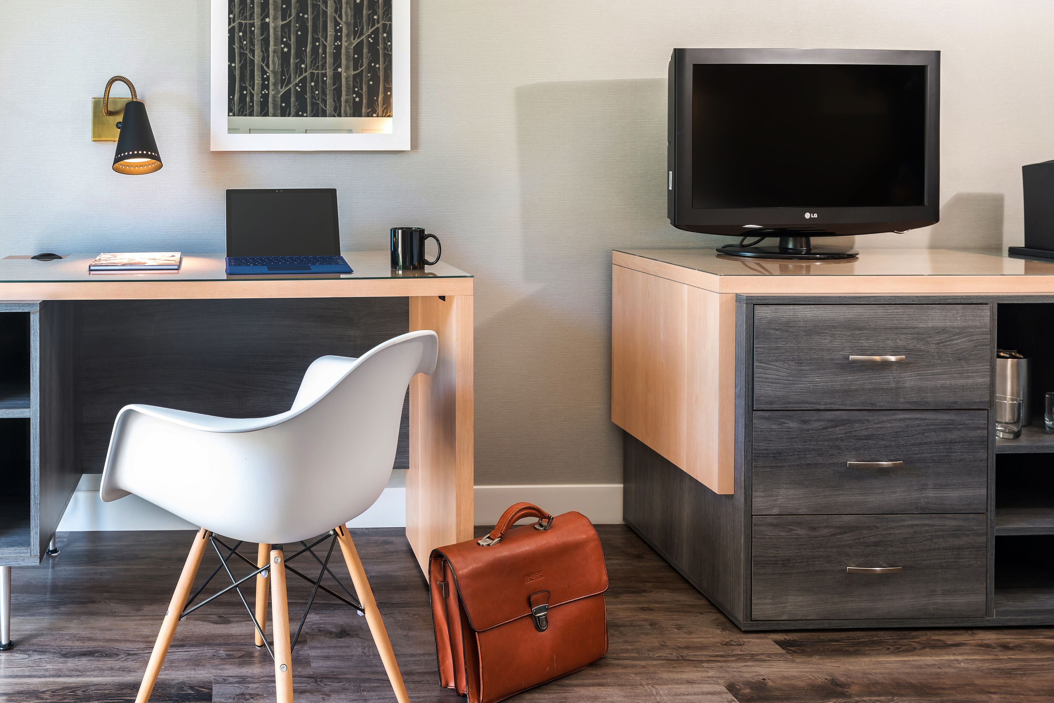 superior room, 1 king bed, patio, corner | television