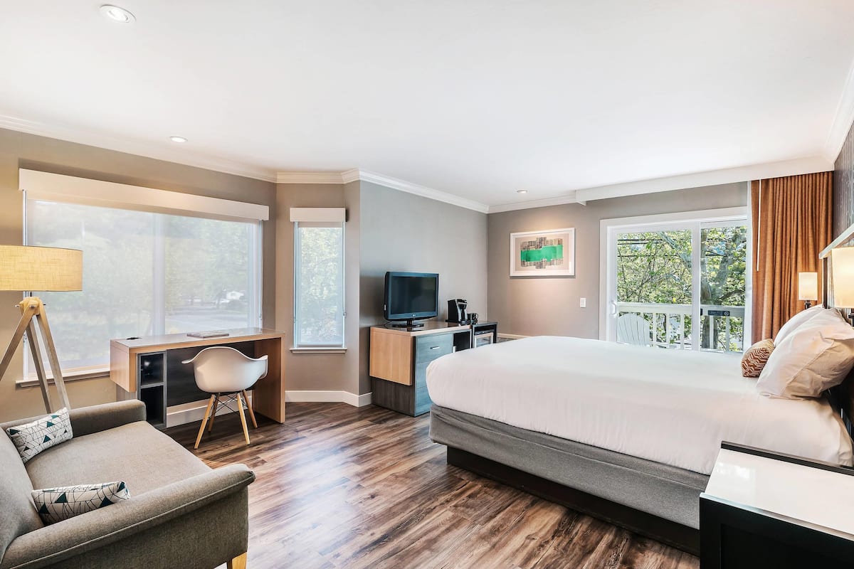 Superior Room, 1 King Bed, Patio, Corner | Premium bedding, down comforters, pillowtop beds, desk