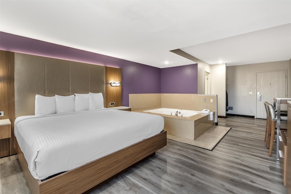 Standard Room, 1 King Bed, Non Smoking, Jetted Tub | Premium bedding, in-room safe, desk, blackout drapes