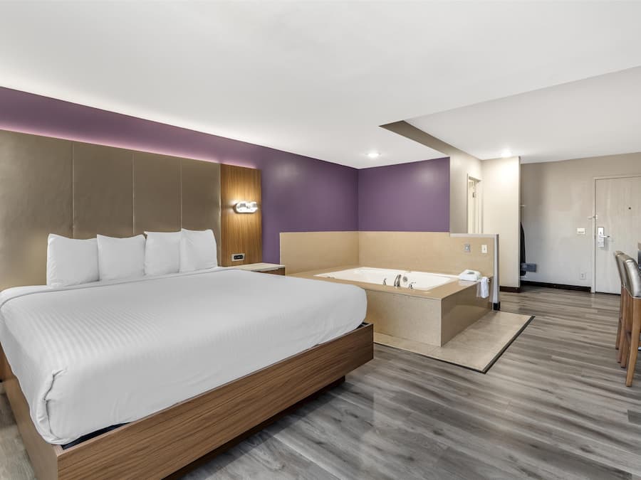 Quarto standard, 1 cama King, para não fumantes, banheira de hidromassagem | Roupas de cama premium, cofres nos quartos, escrivaninha