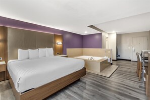 Standaard kamer, 1 kingsize bed, niet-roken, bubbelbad | Luxe beddengoed, een kluis op de kamer, een bureau