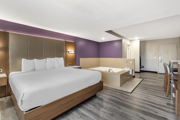 Standaard kamer, 1 kingsize bed, niet-roken, bubbelbad | Luxe beddengoed, een kluis op de kamer, een bureau