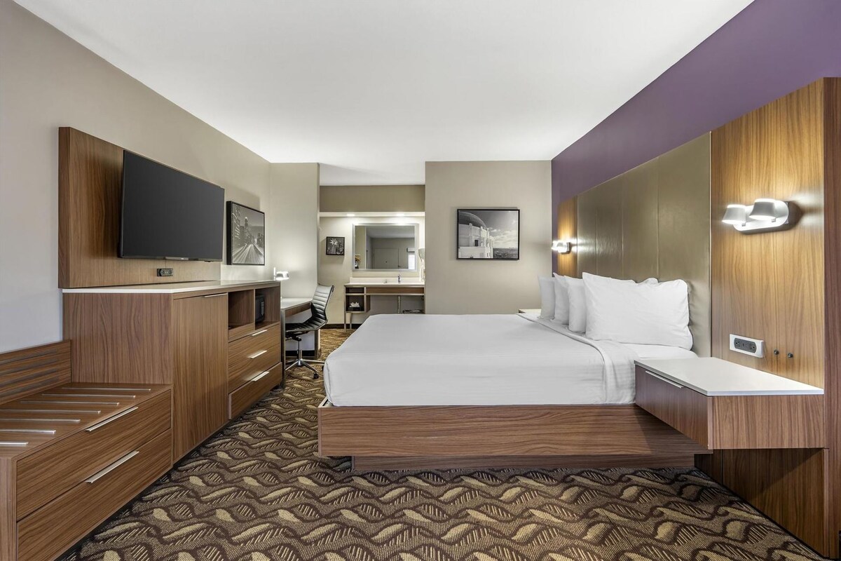 Premium bedding, in-room safe, desk, blackout curtains